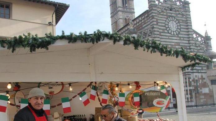 Pochi stand sguarniti casette chiuse e tristezza