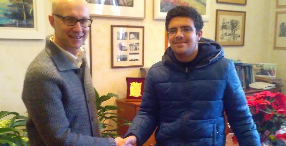 Giovane trova un borsello e lo riconsegna ai vigili 