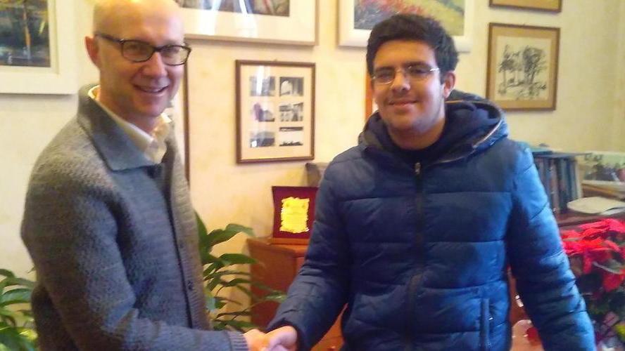 Giovane trova un borsello e lo riconsegna ai vigili