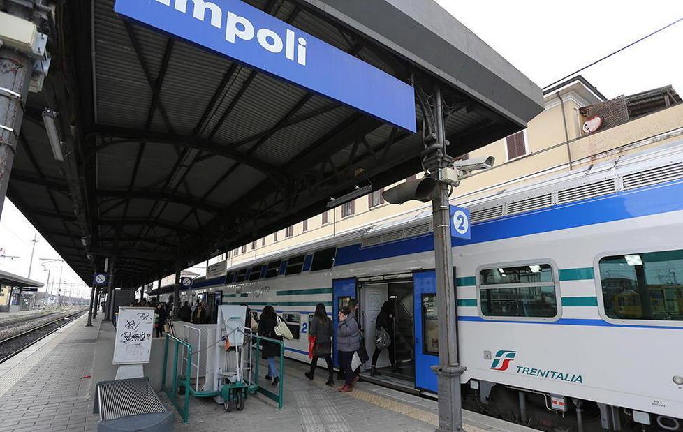 Rivolta anti-biglietto, lo accerchiano in 12 