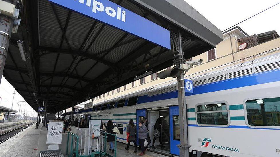 Rivolta anti-biglietto, lo accerchiano in 12