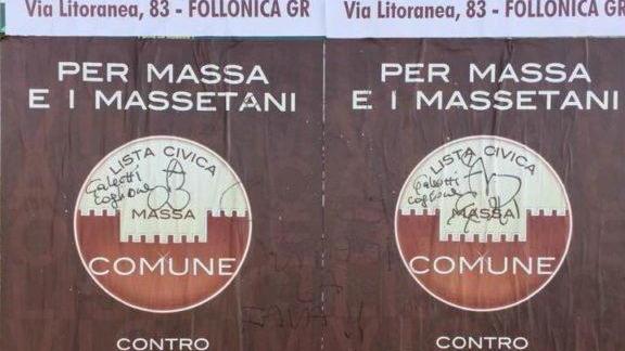 Offese nei confronti del consigliere Imbrattati i manifesti di Massa Comune
