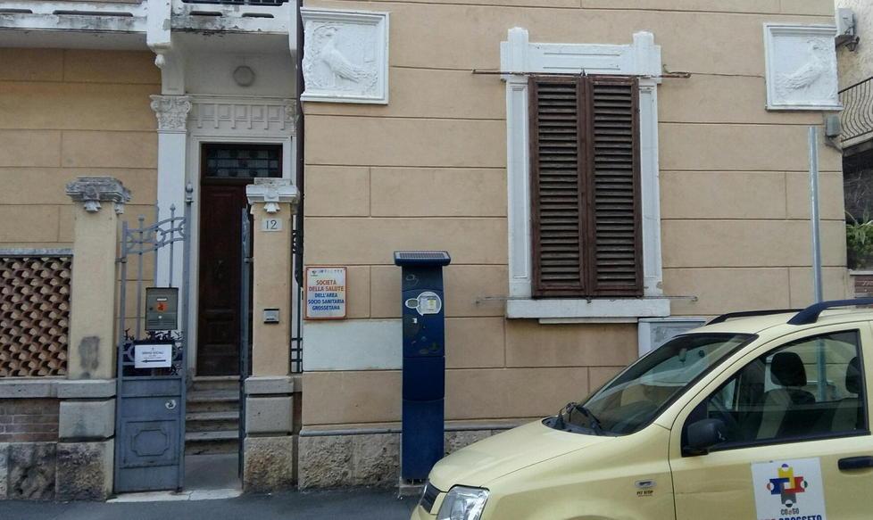 Padre non può vedere la figlia e spacca la porta al Coeso