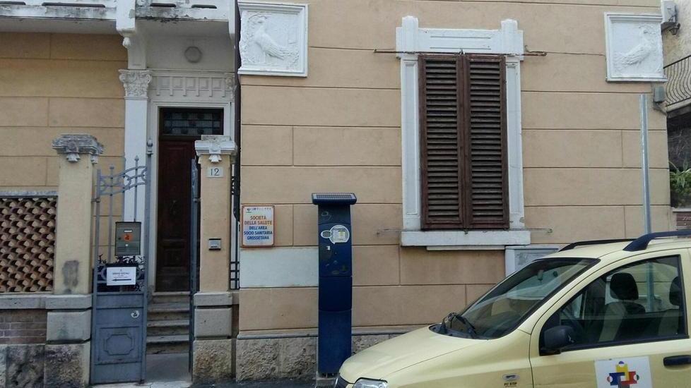Padre non può vedere la figlia e spacca la porta al Coeso