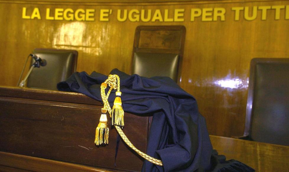 Ruba 12 bottiglie di vino e un pc 