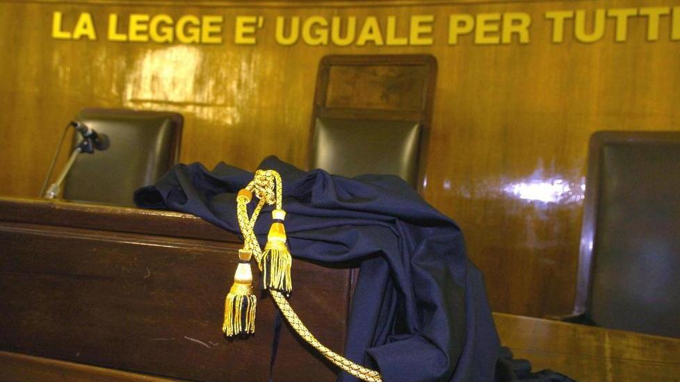 Ruba 12 bottiglie di vino e un pc