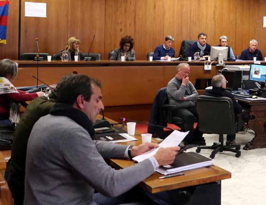 Consiglio rinviato, i 5 Stelle all’attacco 