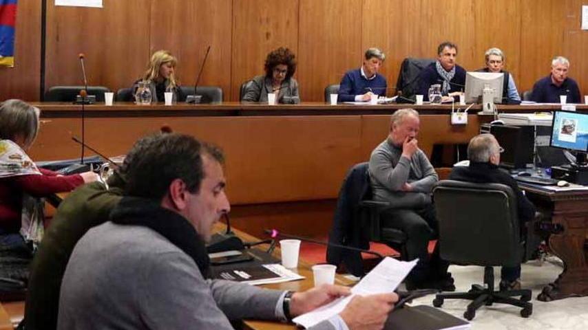 Consiglio rinviato, i 5 Stelle all’attacco