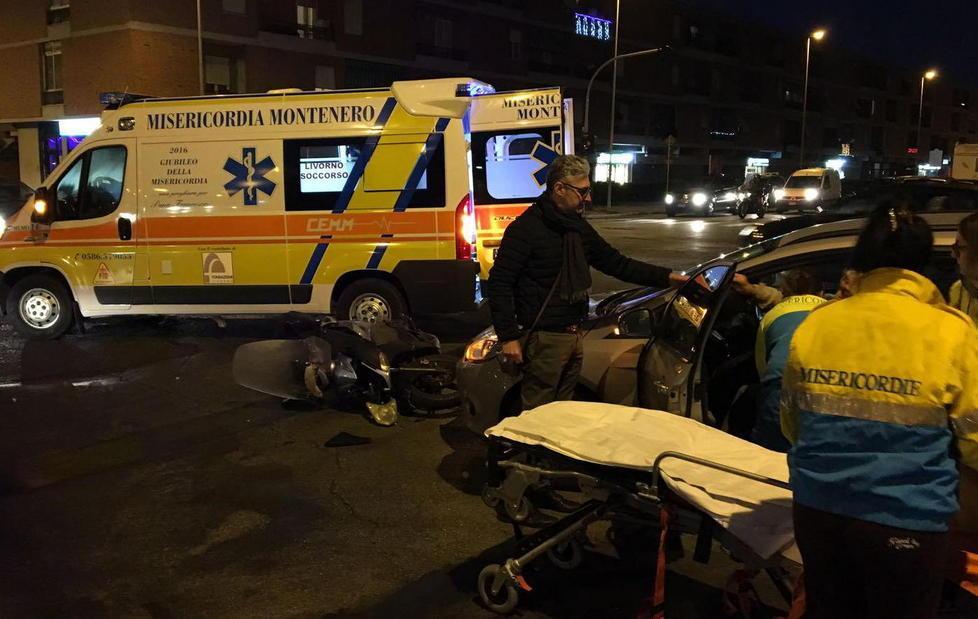 Scooterista ferito nello scontro 