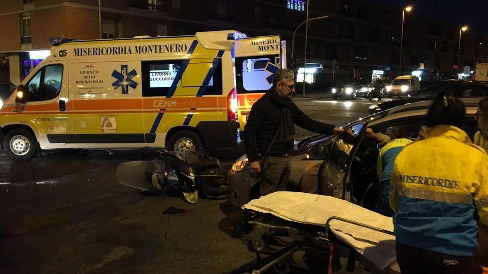 Scooterista ferito nello scontro