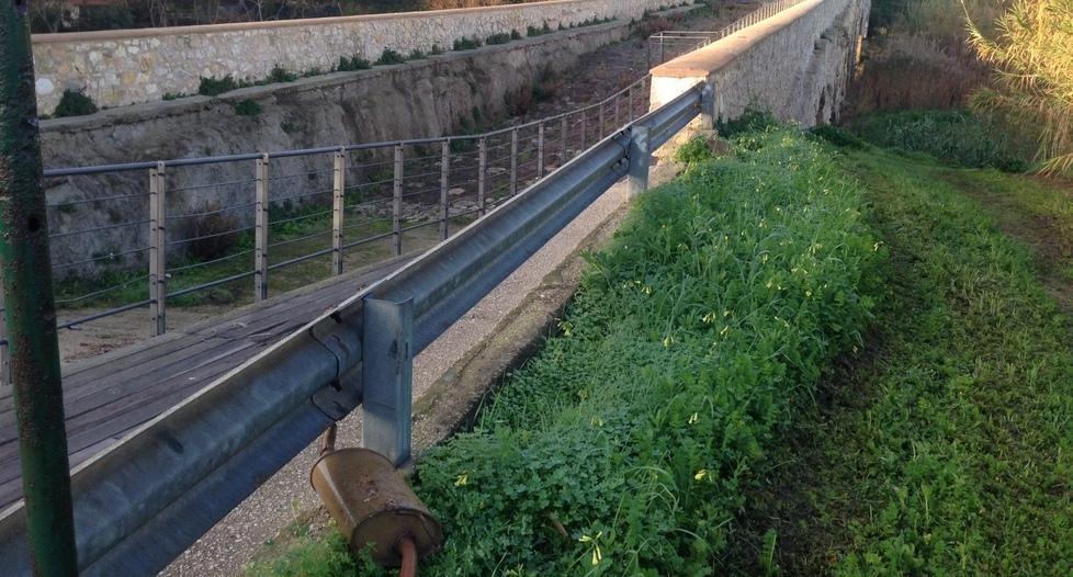 Il Ponte Romano affonda tra erba e ferri arrugginiti 