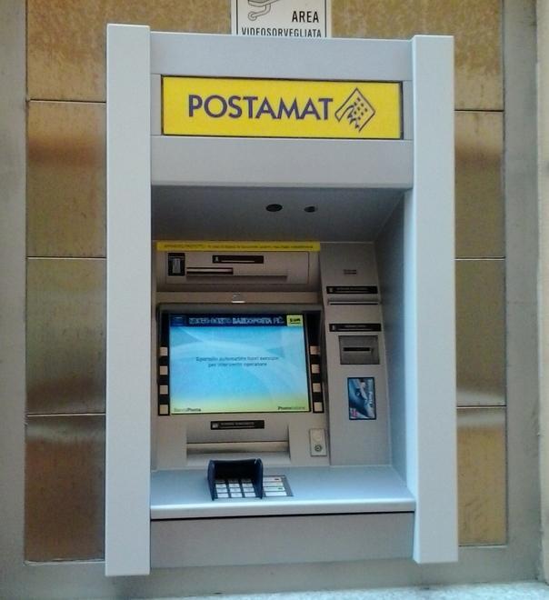  Trovano il bancomat dimenticato e svuotano il conto