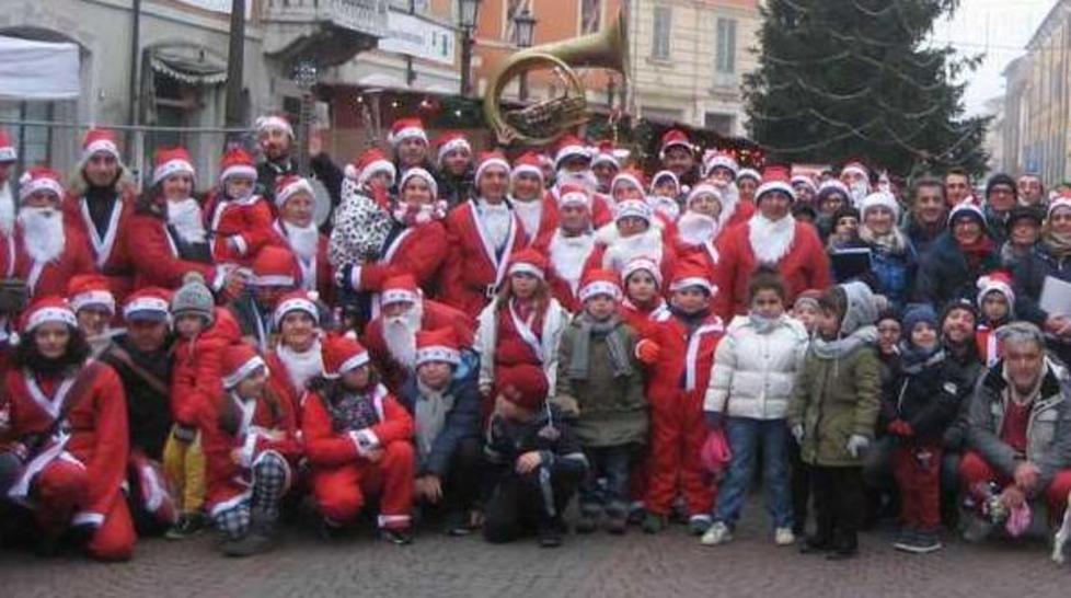 Una sfilata di Babbi Natale per le vie del Centro Storico