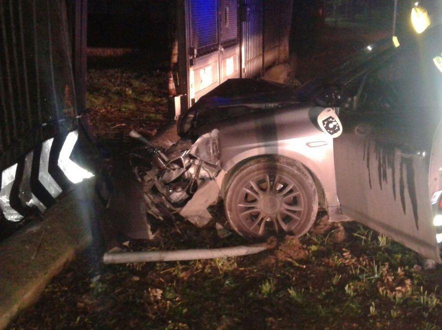 Si schianta a 100 metri da casa: è gravissimo 