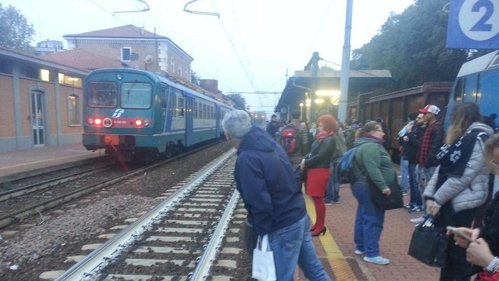 Disagi e treni in ritardo: «Intervenga il governo»