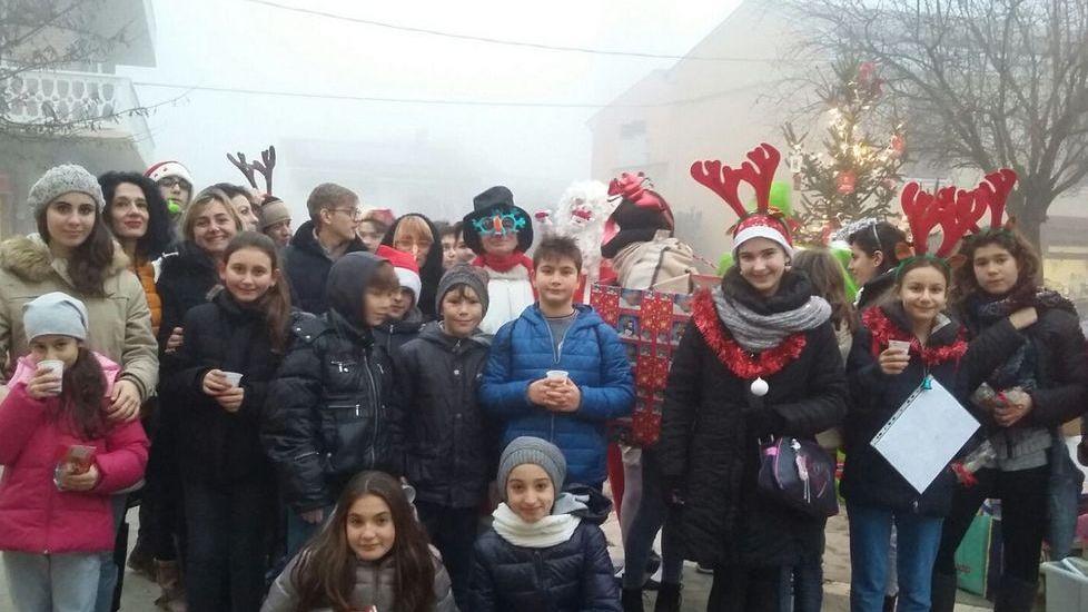 Ragazzi in costumi natalizi hanno ravvivato il centro