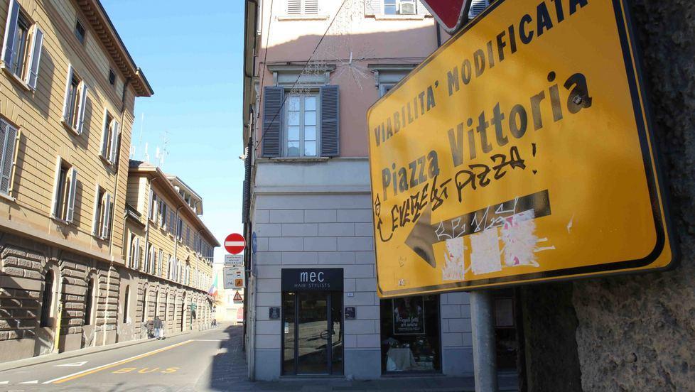 Riaperto viale Allegri ma la segnaletica non lo sa 