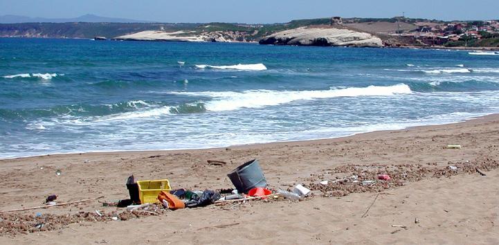 Emergenza inquinamento, un mare di plastica galleggia intorno alla Sardegna