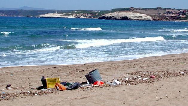 Emergenza inquinamento, un mare di plastica galleggia intorno alla Sardegna