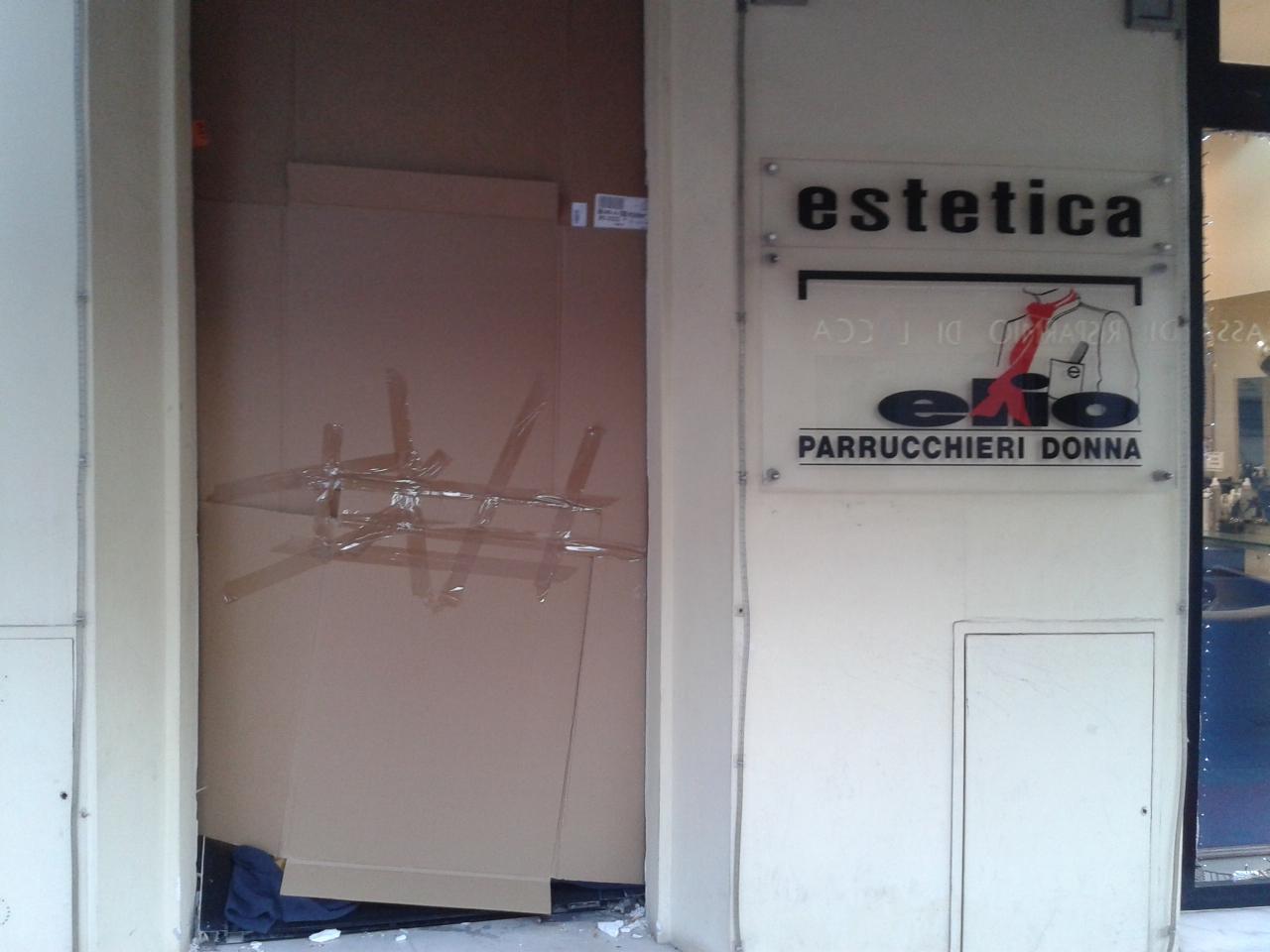 Un pezzo di cartone è stato messo a coprire la porta