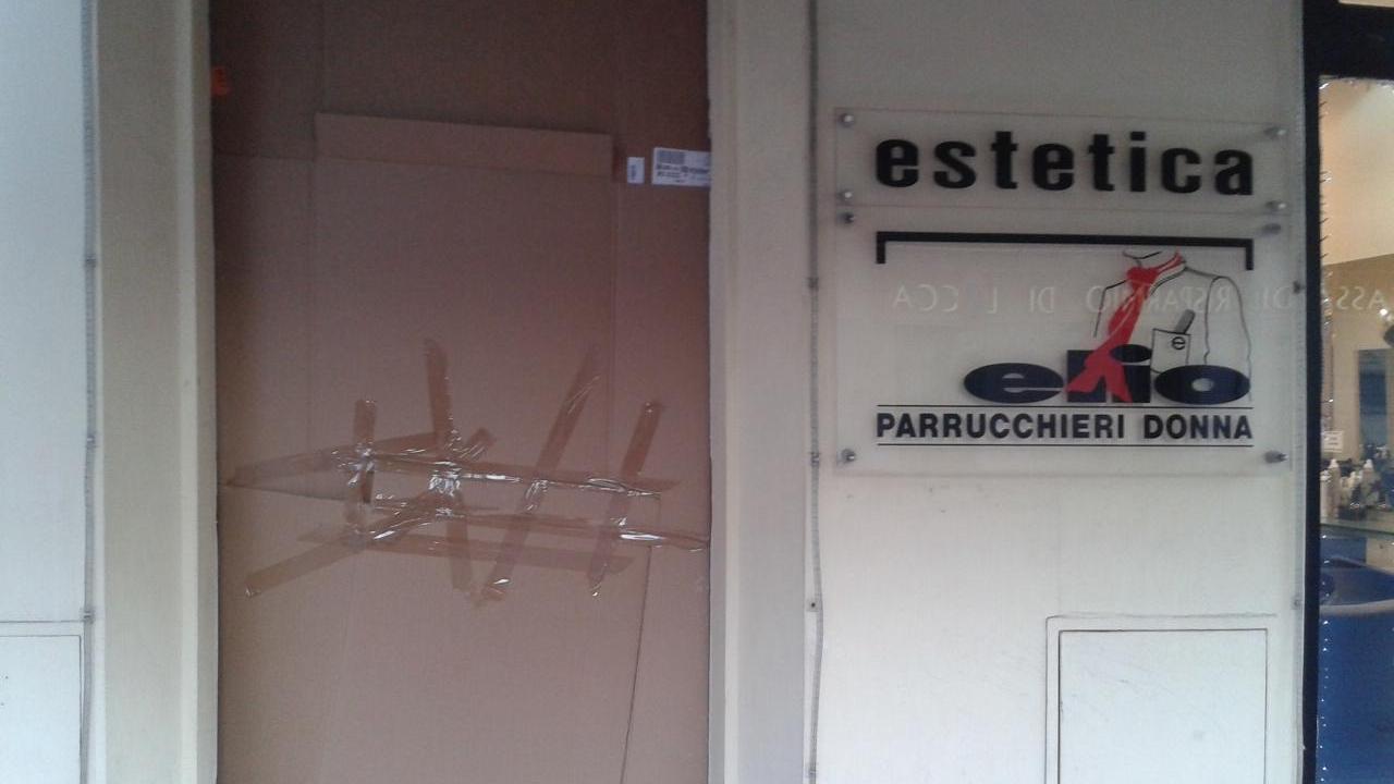 Un pezzo di cartone è stato messo a coprire la porta