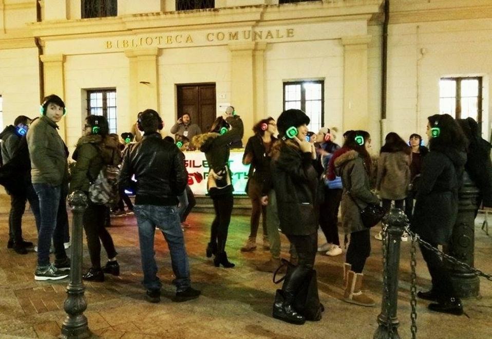 “Silent party”, la discoteca silenziosa fa ballare tanti giovani anche a Olbia