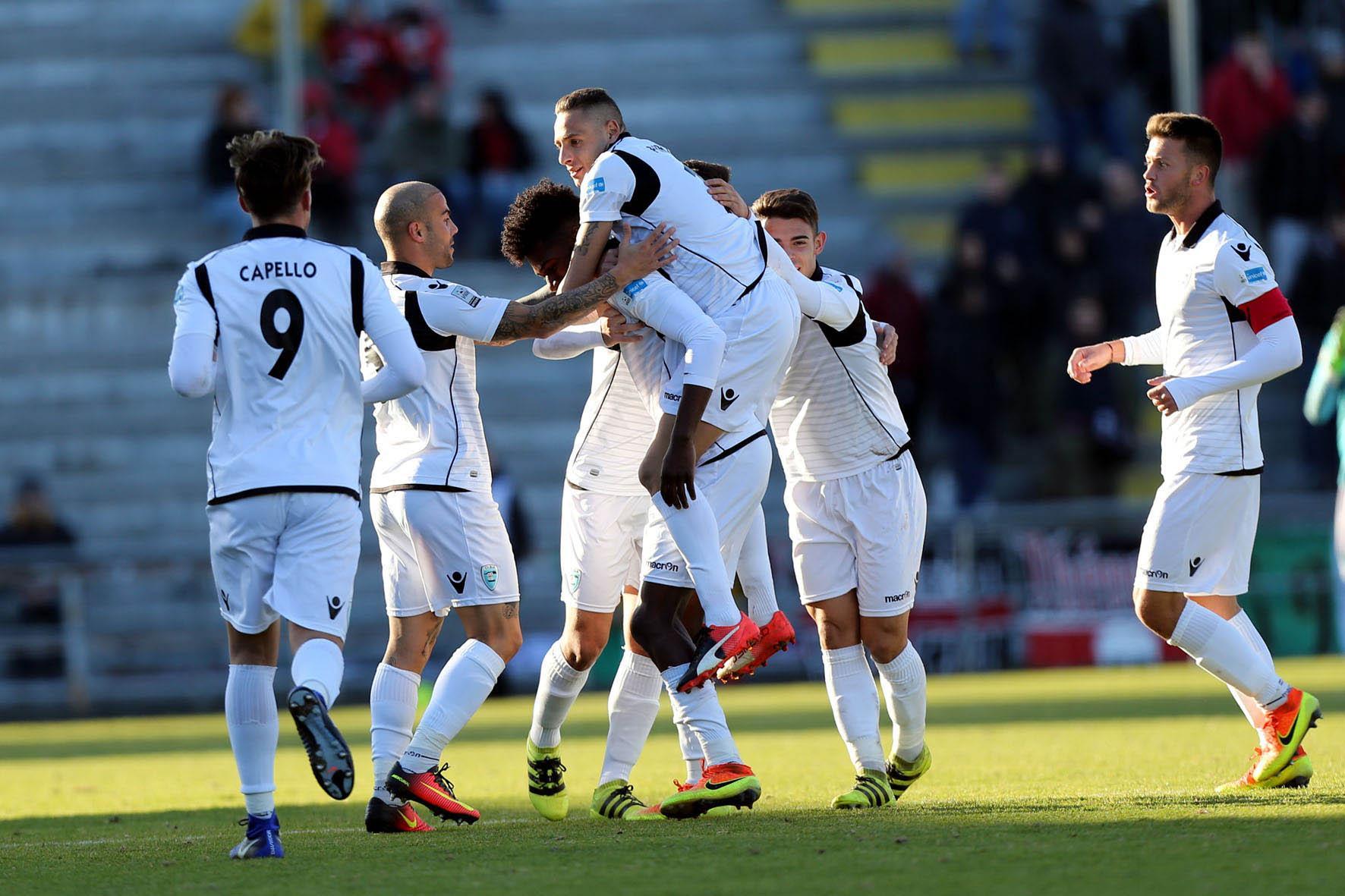 I giocatori dell'Olbia festeggiano Kouko dopo il gol dell'1-0
