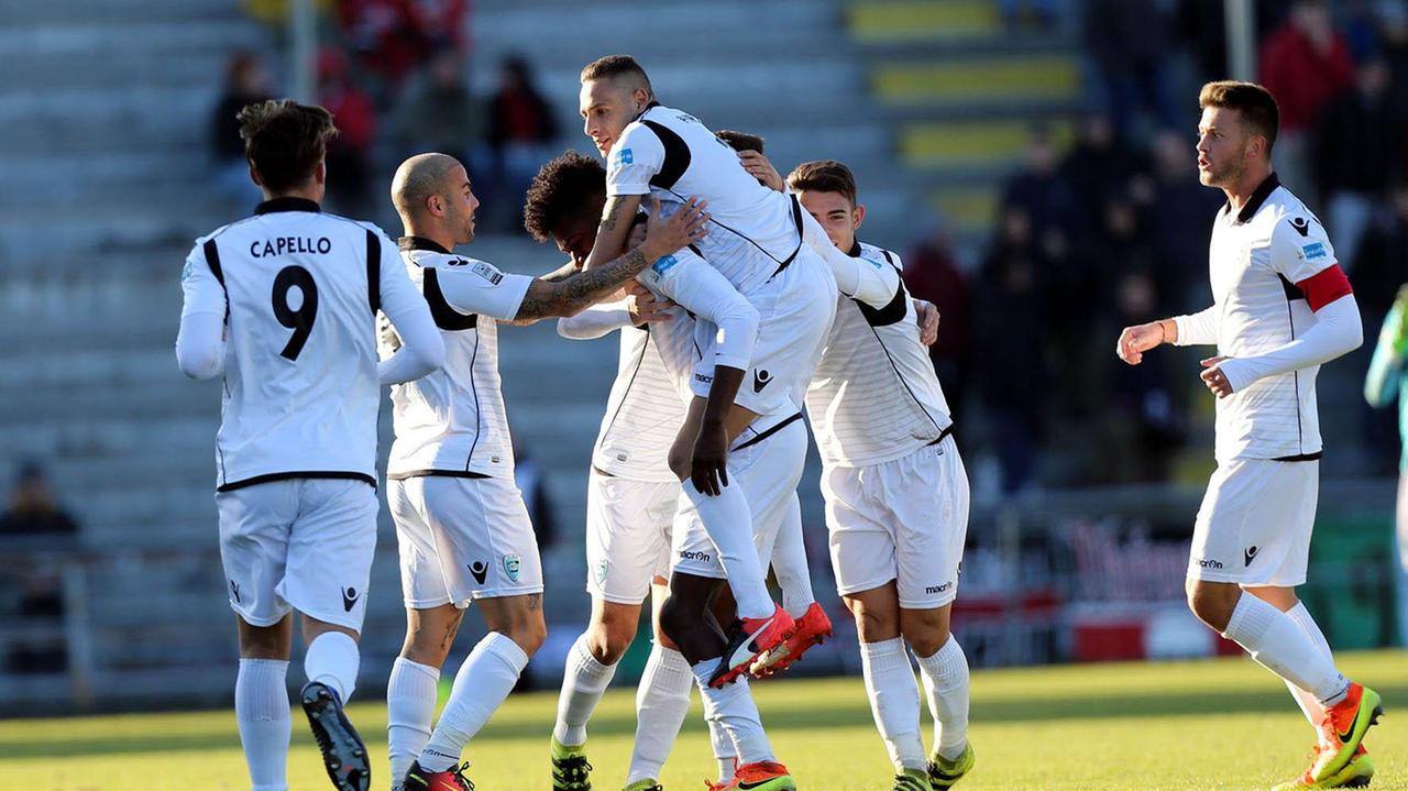 I giocatori dell'Olbia festeggiano Kouko dopo il gol dell'1-0