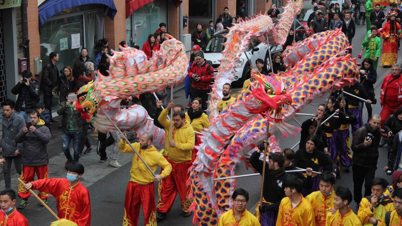 La sfilata del Dragone durante i festeggiamenti del Capodanno cinese (foto Batavia)