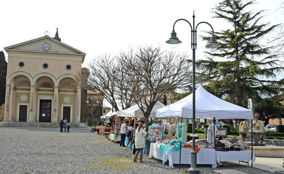 Un mercatino in piazza di Vada