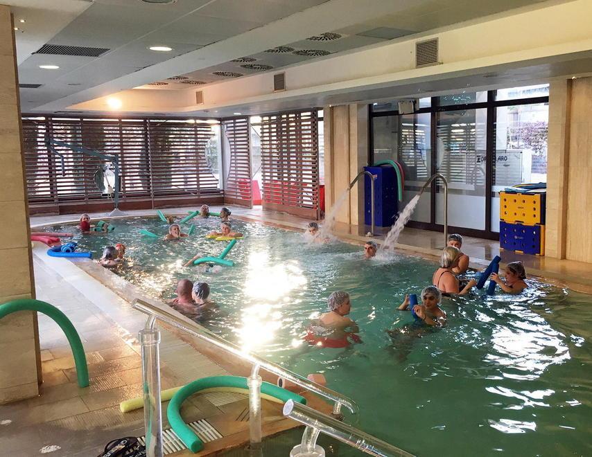 Clienti nella piscina termale delle Redi (Foto Nucci)