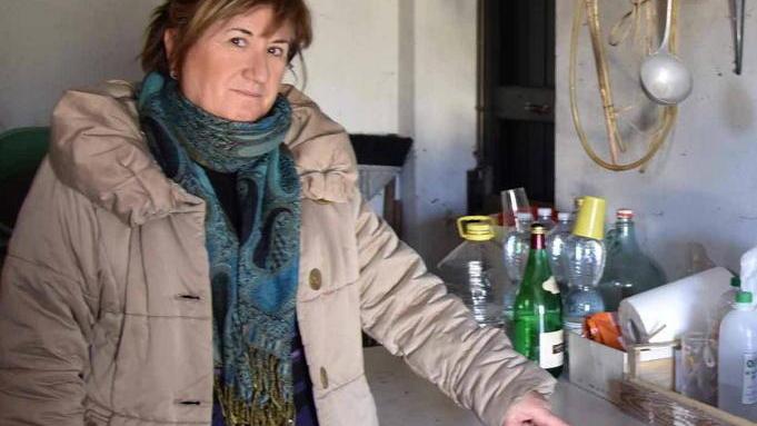Mirella Torresi all'interno dell'annesso agricolo ripulito dai ladri (Foto Agenzia Carlo Sestini)