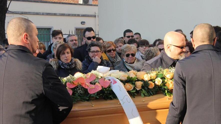 In tantissimi al funerale dell’infermiera Silvia Cecchi