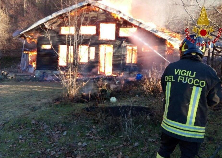 A fuoco casa in legno, 13 pompieri per domare l’incendio