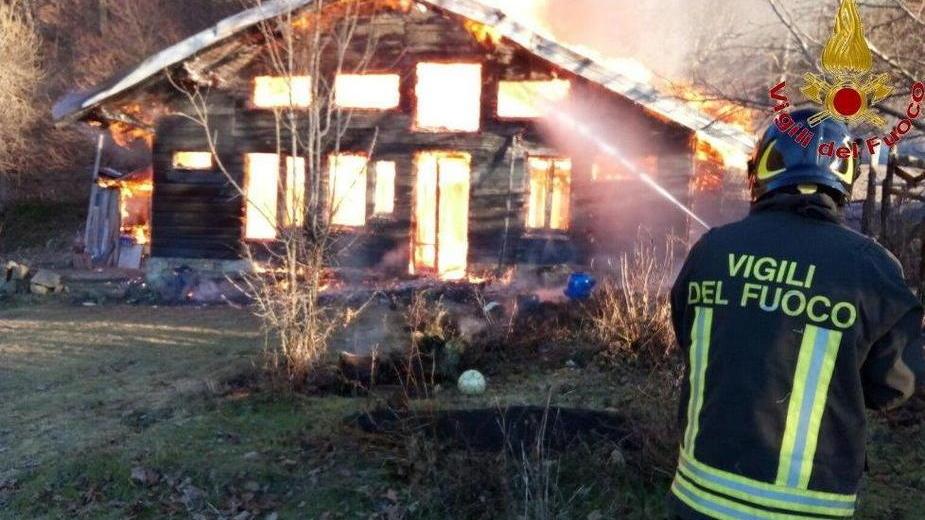 A fuoco casa in legno, 13 pompieri per domare l’incendio