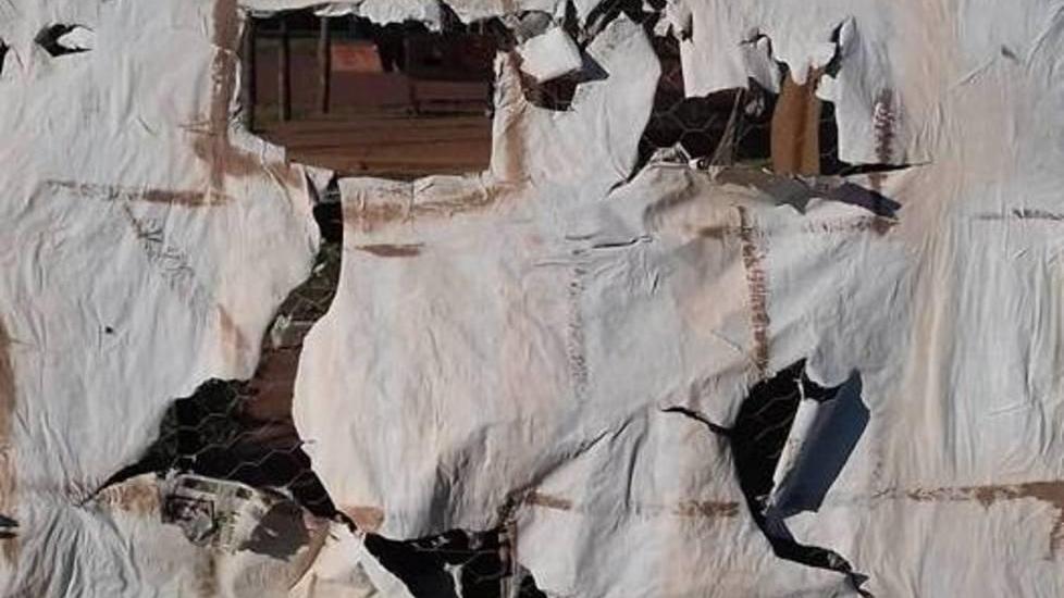 Calci e pugni alle strutture del presepe