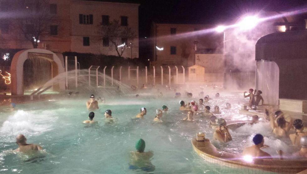 Brindisi nella piscina termale