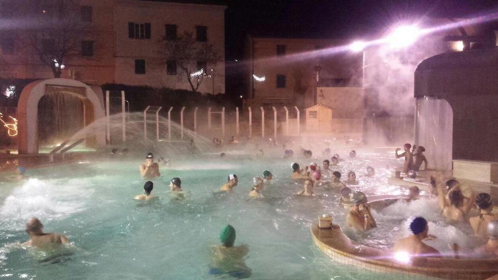 Brindisi nella piscina termale