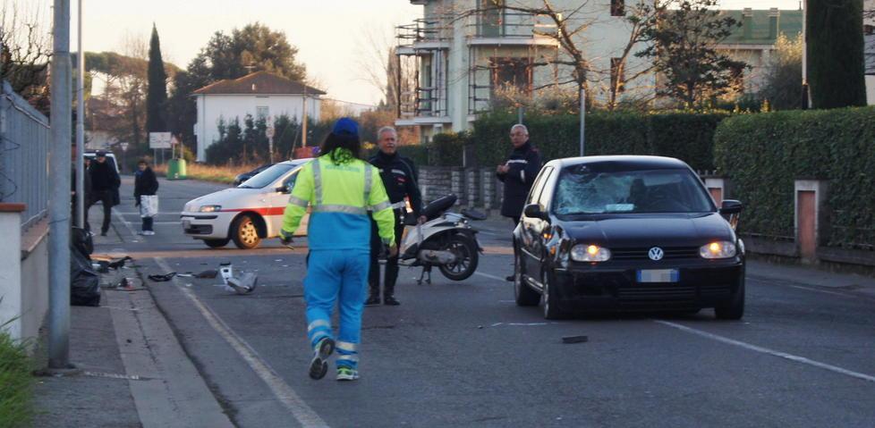 Grave una donna dopo lo scontro tra auto e scooter 