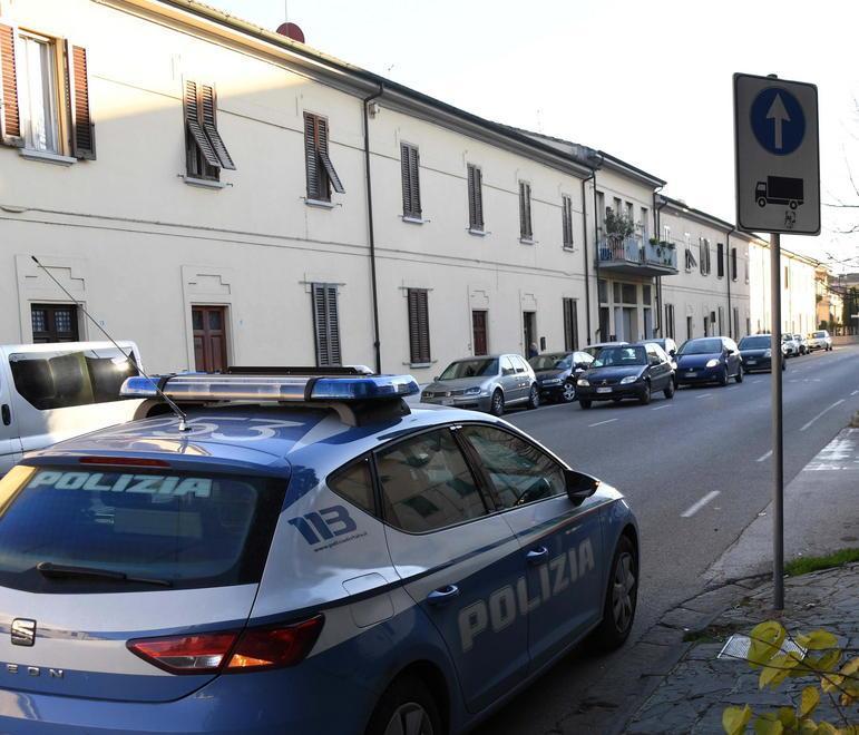 Litiga con la moglie e la ferisce 