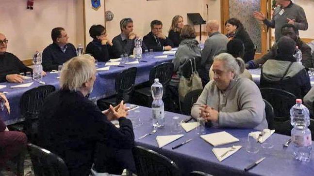In tanti al tavolo della solidarietà