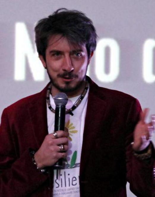 Cinepanettone fin troppo farcito che fa ridere spesso