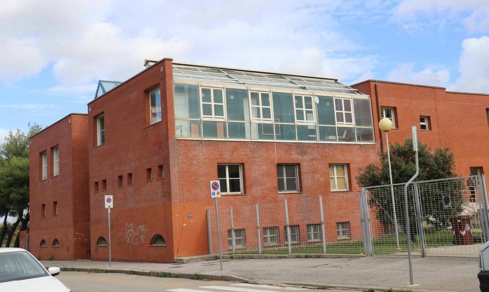 Banditella, lavori alle medie viene sostituita la tenda 