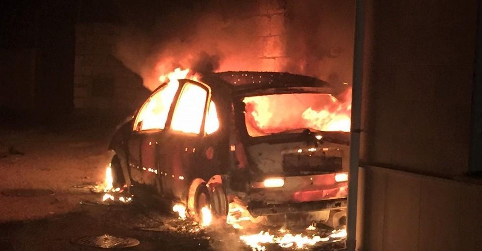 In fiamme una Citroën C3 in via Vittorio Veneto