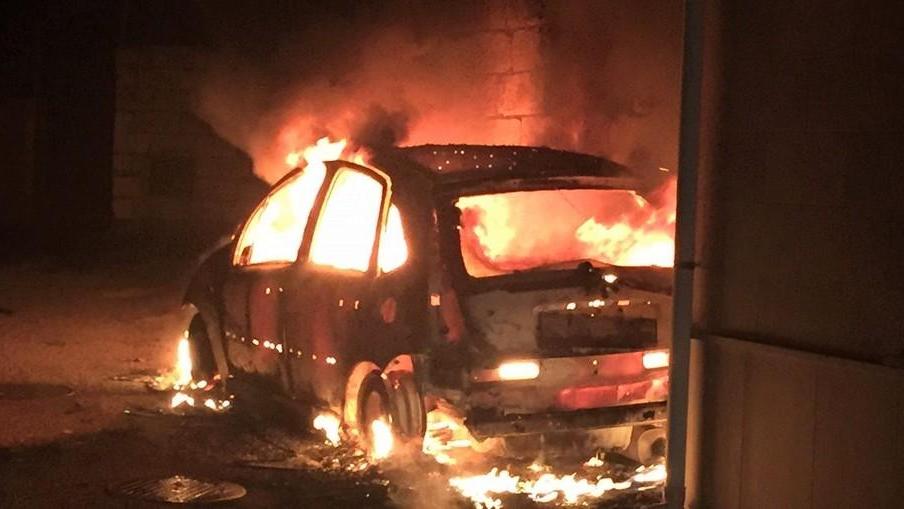 In fiamme una Citroën C3 in via Vittorio Veneto