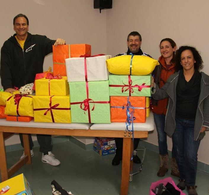 Giocattoli e abiti per il centro Aurora