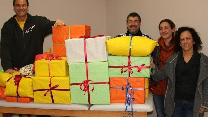 Giocattoli e abiti per il centro Aurora