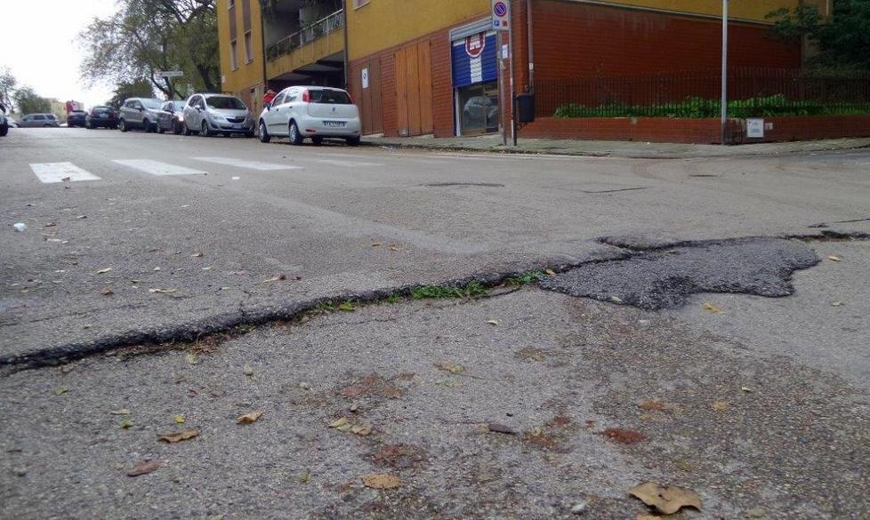 Dislivello pericoloso in via Londra