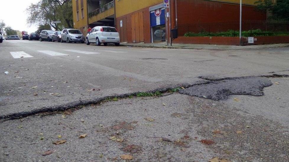 Dislivello pericoloso in via Londra