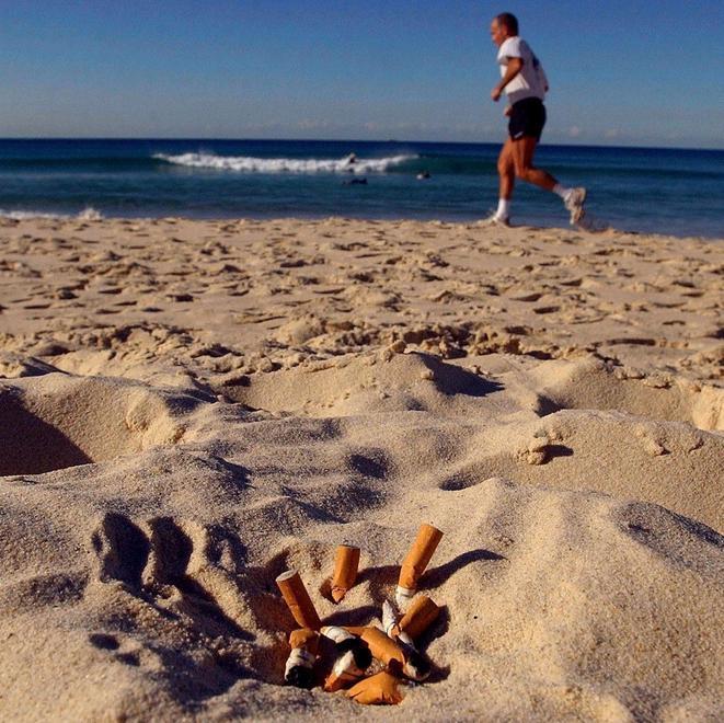 In troppi gettano i mozziconi delle sigarette: servono 12 anni per la decomposizione 